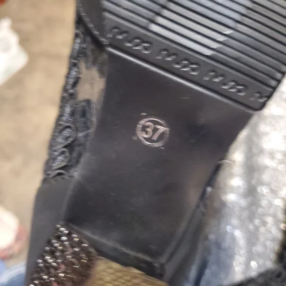 HOST PICK**BLACK ANKLE BOOTIES - Picture 8 of 8